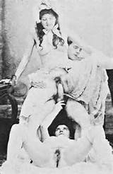 wickedknickers:Victorian three-way fun.