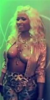 Nicki Minaj : Nicki ose le topless !