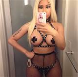 Nicki Minaj praticamente nuda per Halloween